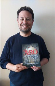 Augusto Rodríguez de la Rúa con un ejemplar de Aro, el guerrero lobo