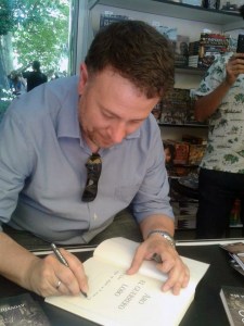 Firmando.
