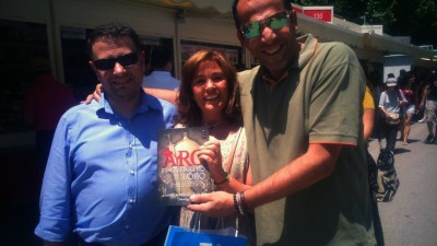 Posando con mis queridos MariJo y Santi.