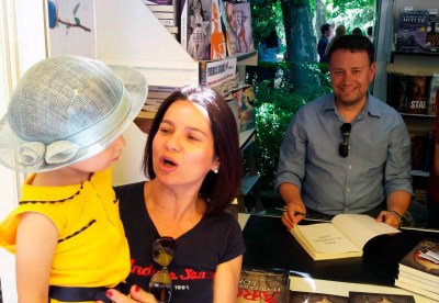 María también quiso llevarse su ejemplar firmado.