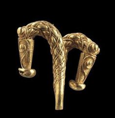 Fíbula vaccea de oro con forma de cabezas de caballo. (Fuente: es.pinterest.com)