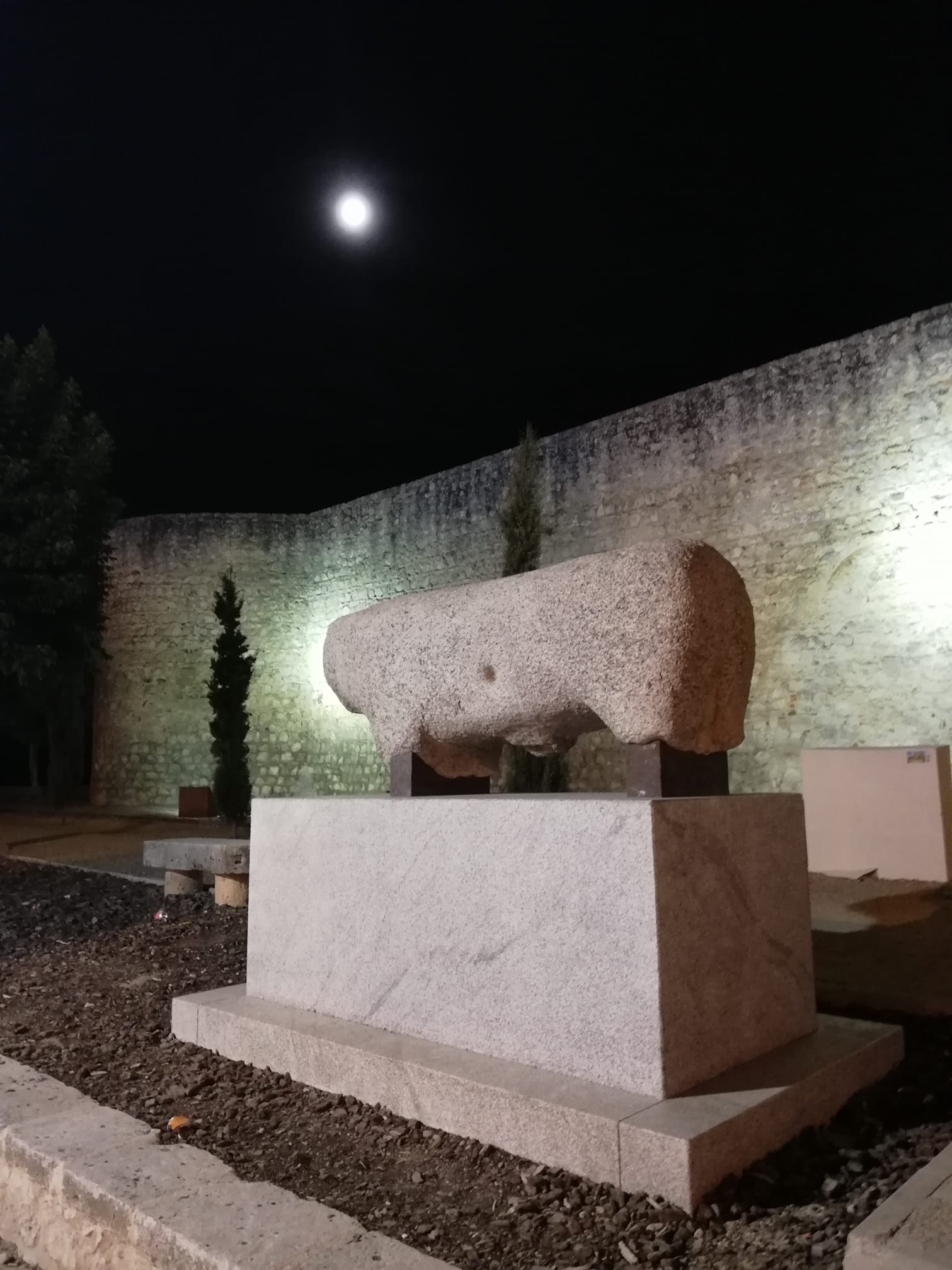 El toro de piedra, en su ubicación actual, ante el Alcázar.